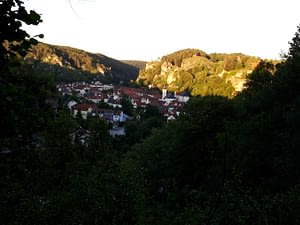 Blick über das Felsenstädtchen Pottenstein von Süden Blick über das Felsenstädtchen Pottenstein von Süden